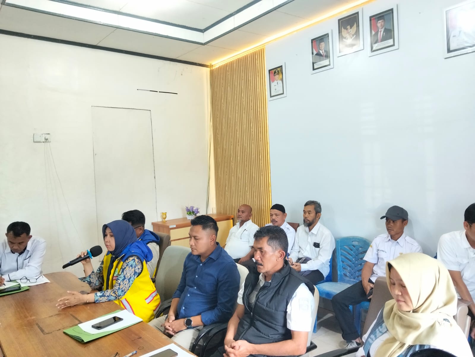 MENGHADIRI UNDANGAN SOSIALISASI AWAL RENCANA PENGADAAN TANAH UNTUK PENINGKATAN RUAS JALAN NASIONAL LUBUK SELASIH - SURIAN